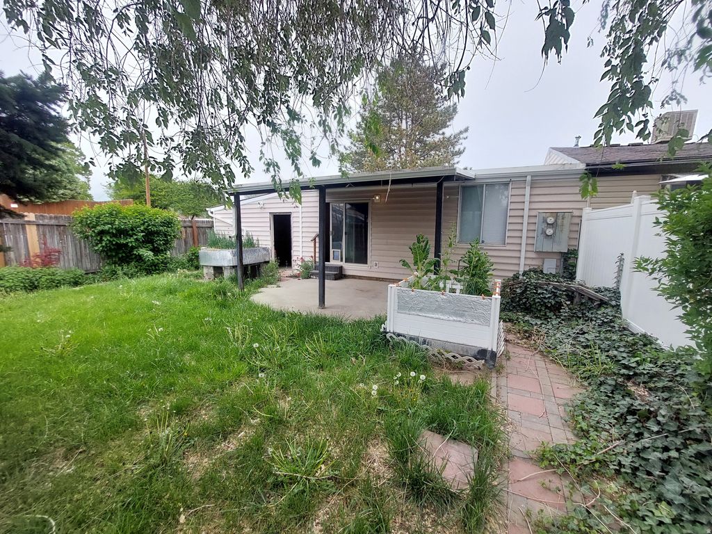 Photo of 2257 W 4185 S #8B, Taylorsville, UT 84129 (MLS # 2153562)