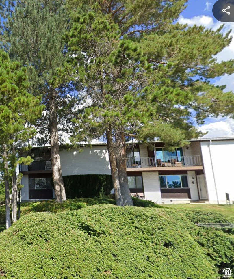 Square footage figures are provided as a courtesy estimate only and were obtained from county records. Buyer is advised to obtain an independent measurement.