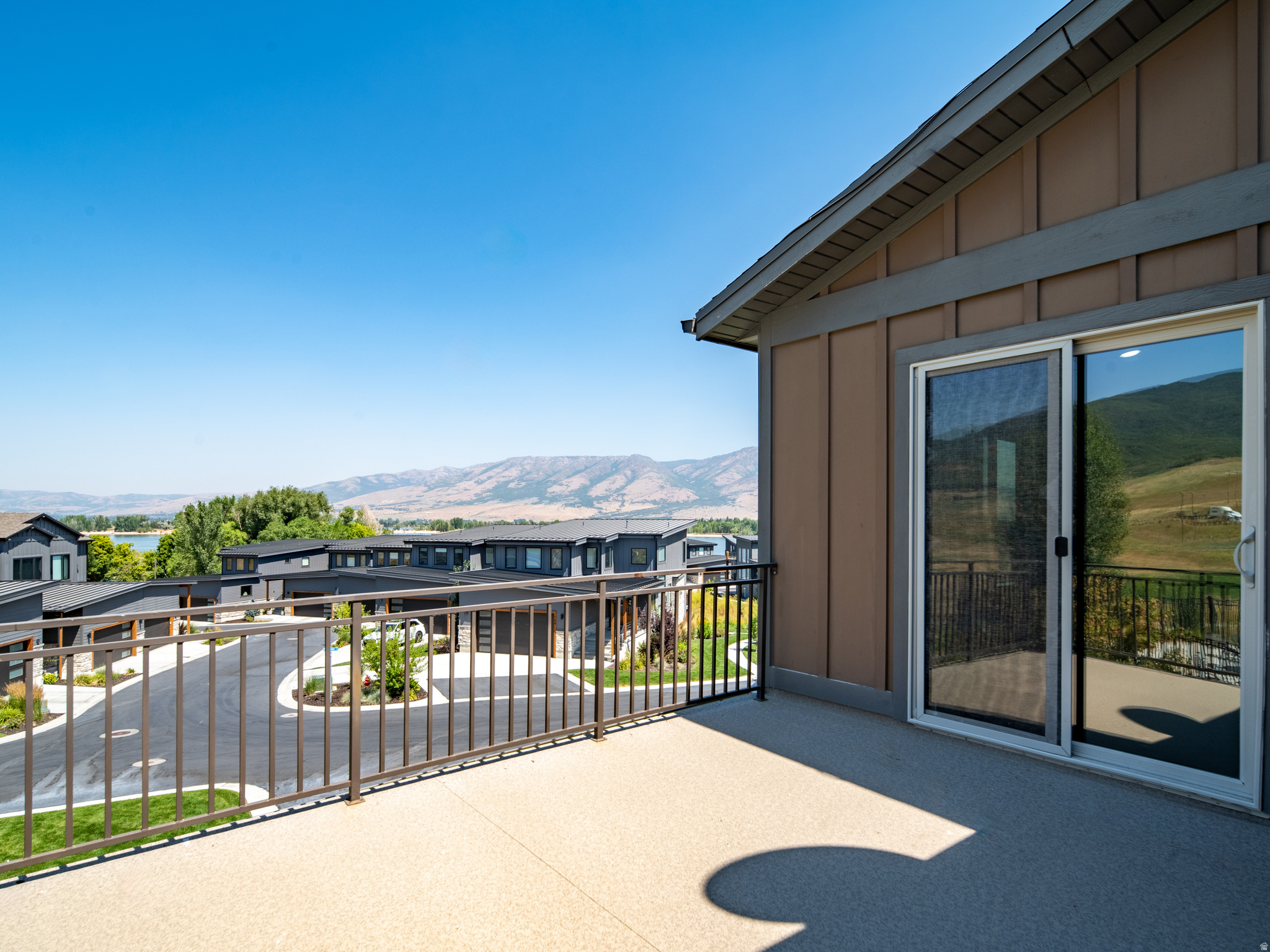 EDGEWATER - Residential