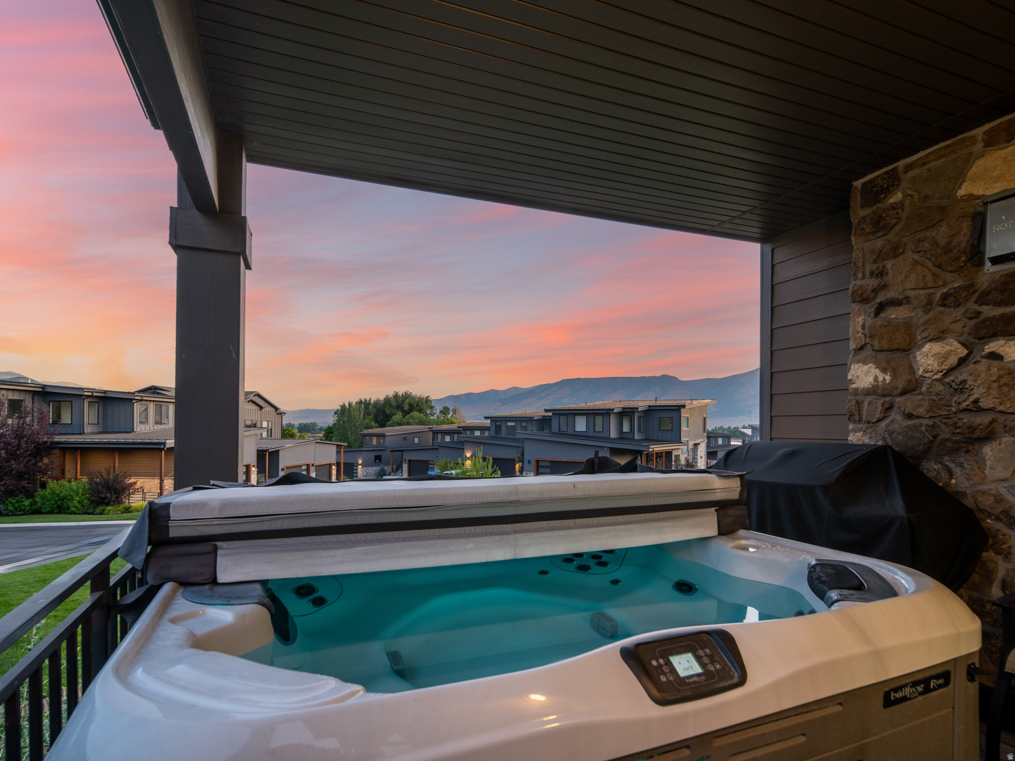 EDGEWATER - Residential