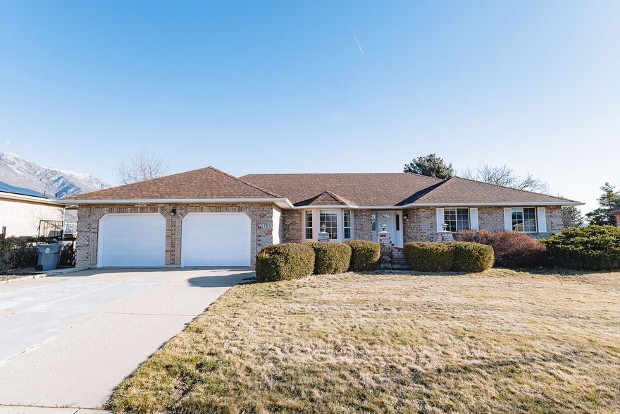 OPEN HOUSE SATURDAY, JAN 10TH, 12:00-2:00! Ready to start the new year off in a new home? This gorgeous rambler sits overlooking the valley with GREAT views of the mountains! With the Primary bedroom on the main level, updated flooring and updated kitchen. Come see the spacious living spaces, great for entertaining or simply enjoying yourself. Separate Entrance for the basement with the option to turn it into a full Mother-in-Law. 5 bedrooms with the potential for more! Or simply more storage.  Great location with short commutes to Riverdale and I-89.