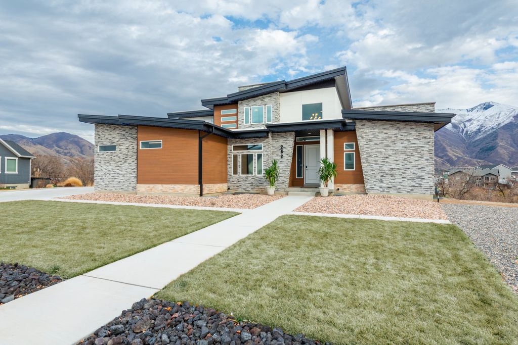 Photo of 262 N SANTA FE DR, Mapleton, UT 84664 (MLS # 2142578)