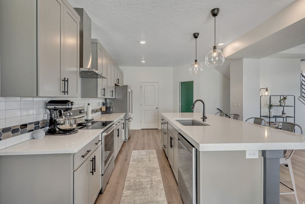 Photo of 156 E POLARIS DR, Saratoga Springs, UT 84045 (MLS # 2148734)