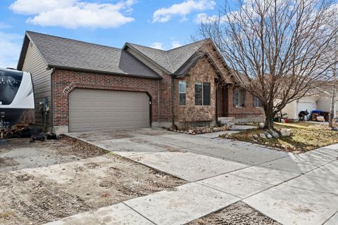Photo of 2146 E SHADOW DR S, Eagle Mountain, UT 84005 (MLS # 2140134)