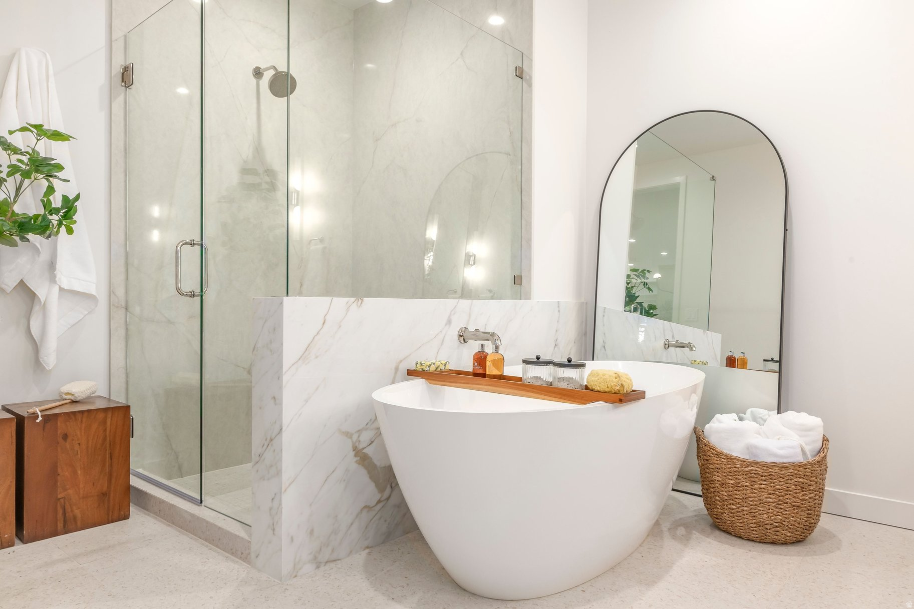 APRES CONDOMINIUMS - Residential