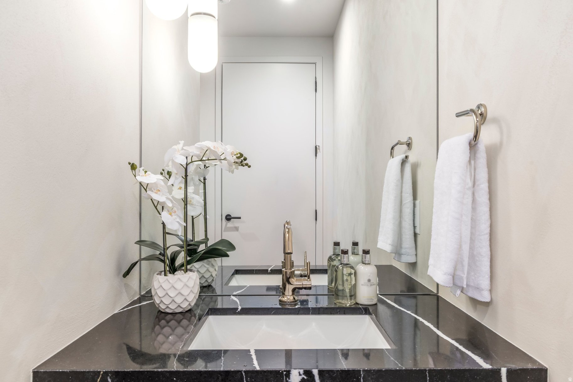 APRES CONDOMINIUMS - Residential