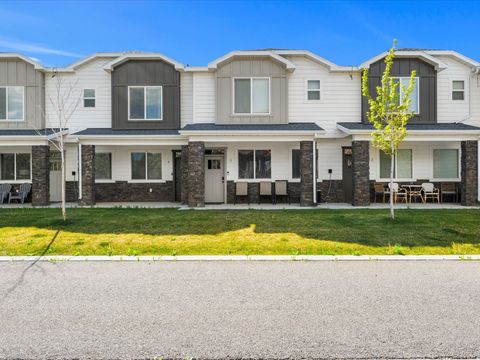 Photo of 130 W SEASONS LN, Garden City, UT 84028 (MLS # 2158565)