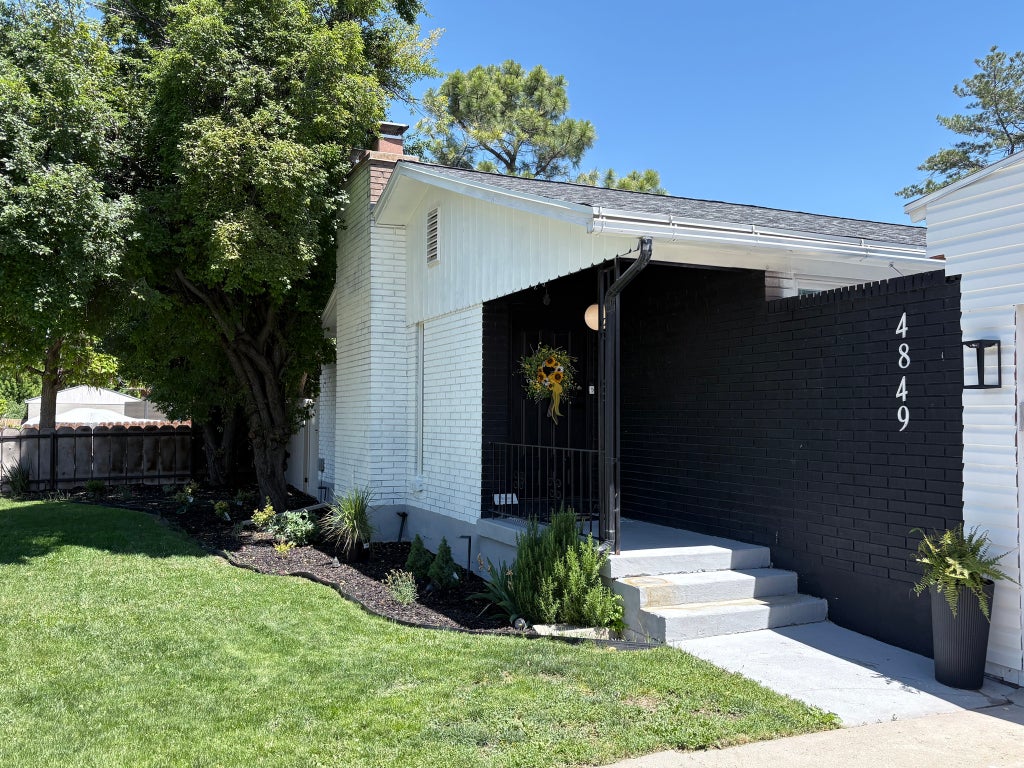 Photo of 4849 S MARIANNA DR, Taylorsville, UT 84129 (MLS # 2164428)