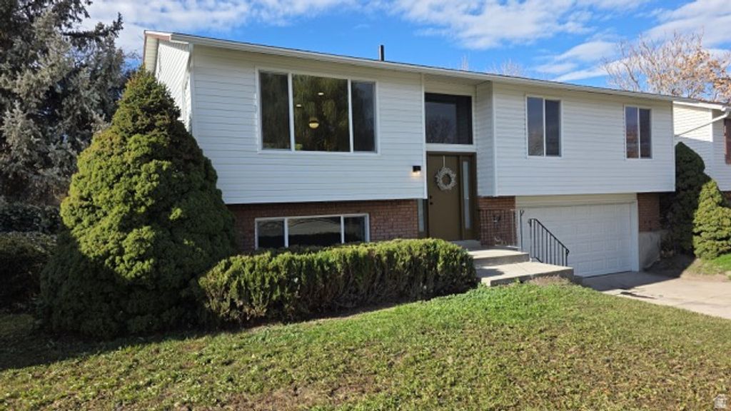 Photo of 833 N STARCREST DR, Salt Lake City, UT 84116 (MLS # 2124947)