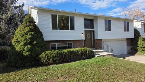 Photo of 833 N STARCREST DR, Salt Lake City, UT 84116 (MLS # 2124947)