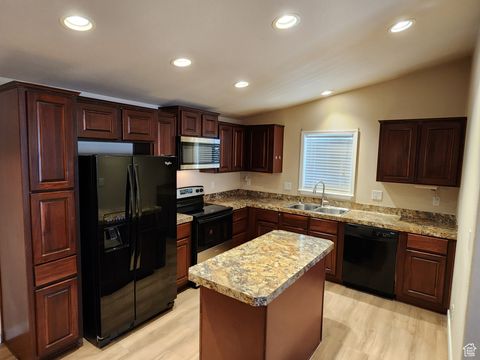Tiny photo for 4718 S ASPEN LN, Taylorsville, UT 84123 (MLS # 2114283)