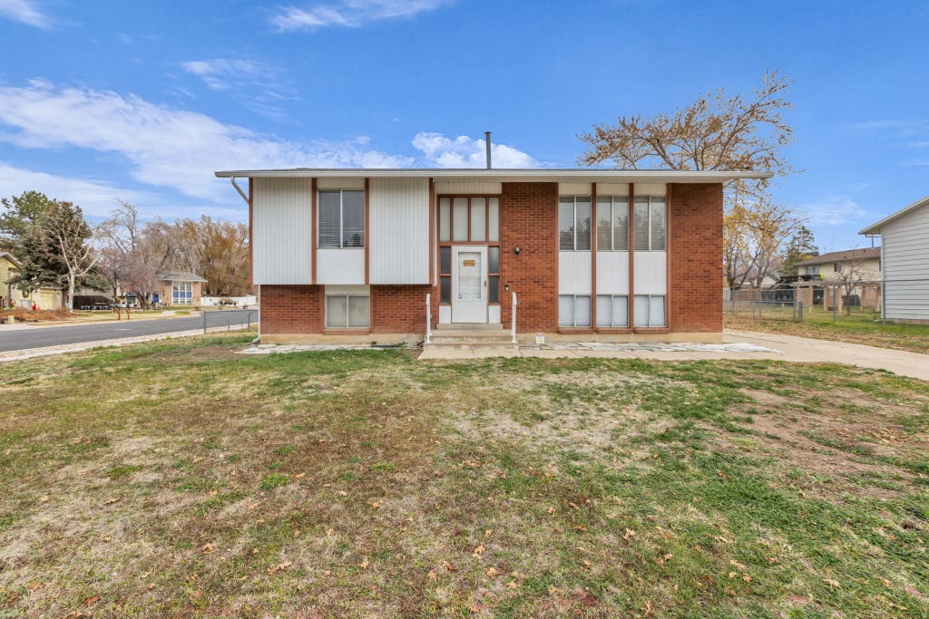 Photo of 1118 N 575 W, Clinton, UT 84015 (MLS # 2175634)