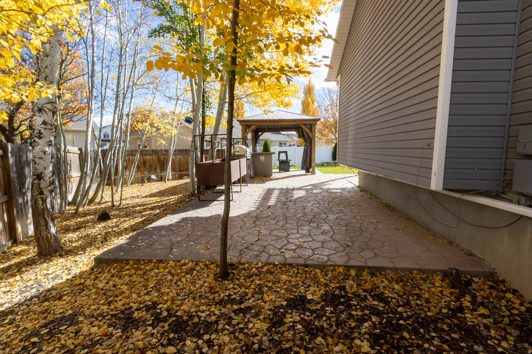 DIAMOND SUMMIT - Residential