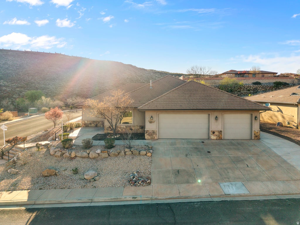 Photo of 1907 N CREEK SIDE CT, Washington, UT 84780 (MLS # 2182583)