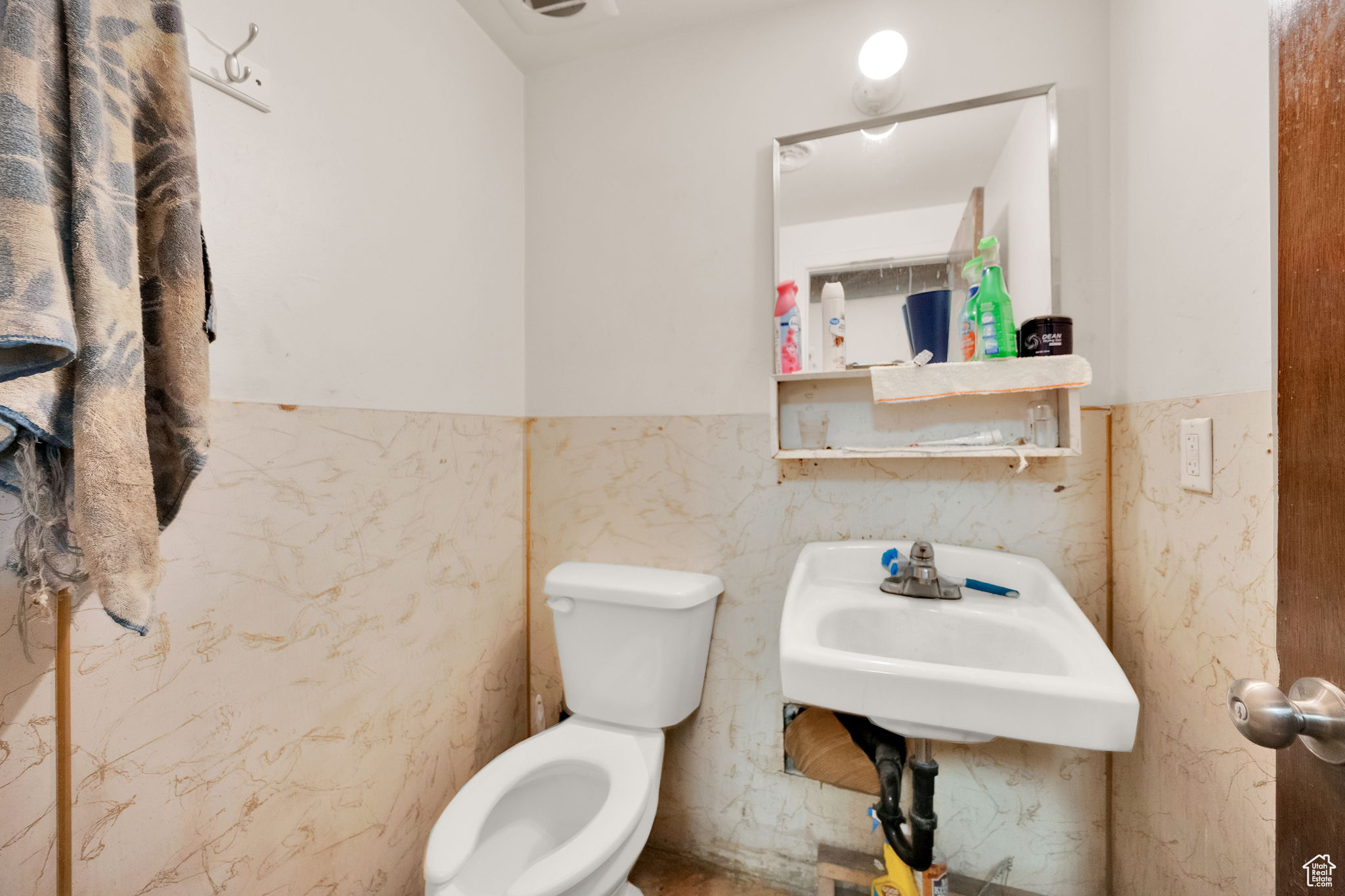 Main image without alt text