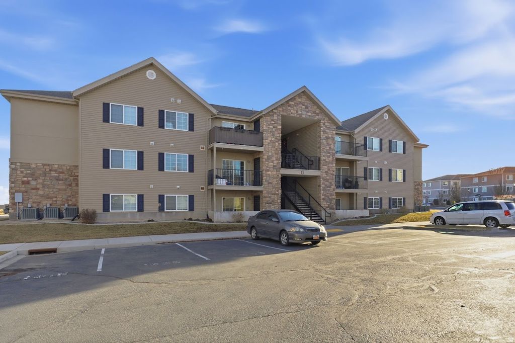 Photo of 1936 N CREST RD, Saratoga Springs, UT 84045 (MLS # 2135060)