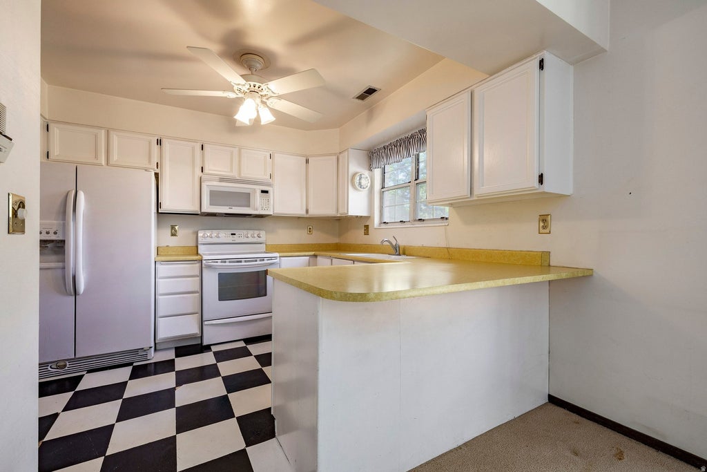 Photo of 3000 E KENNEDY DR S #2, Salt Lake City, UT 84108 (MLS # 2182256)