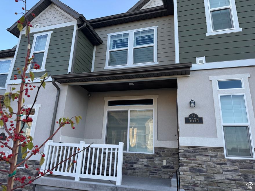 Welcome to this beautiful and well maintained townhome with lots of room to grow. It's almost like buying a brand new unit. The home has newer paint, recently cleaned carpets, plantation shutters, storm doors and has  been fitted with a roof fan in the attic to keep the inside cooler in the summer and warmer in the winter. The neighborhood includes a small play area and is right next to Rocky Ridge Park. Square footage figures are provided as a courtesy estimate only and were obtained from county records. Buyer is advised to obtain an independent measurement.