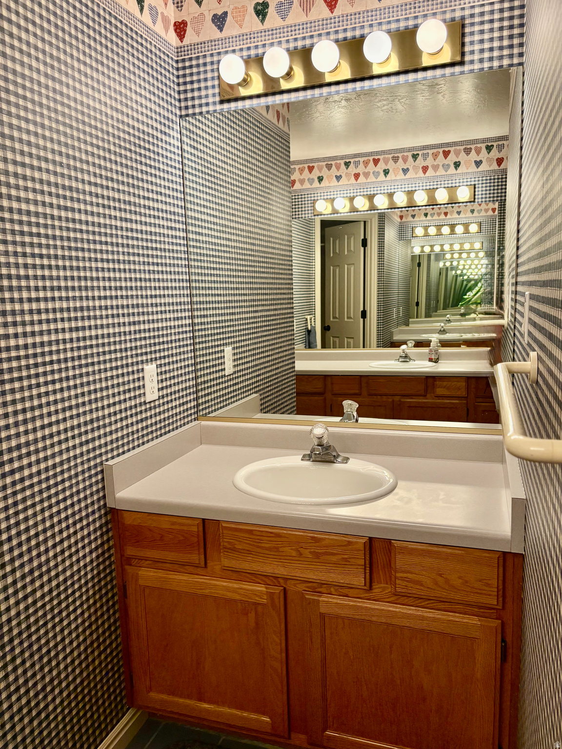 Main image without alt text