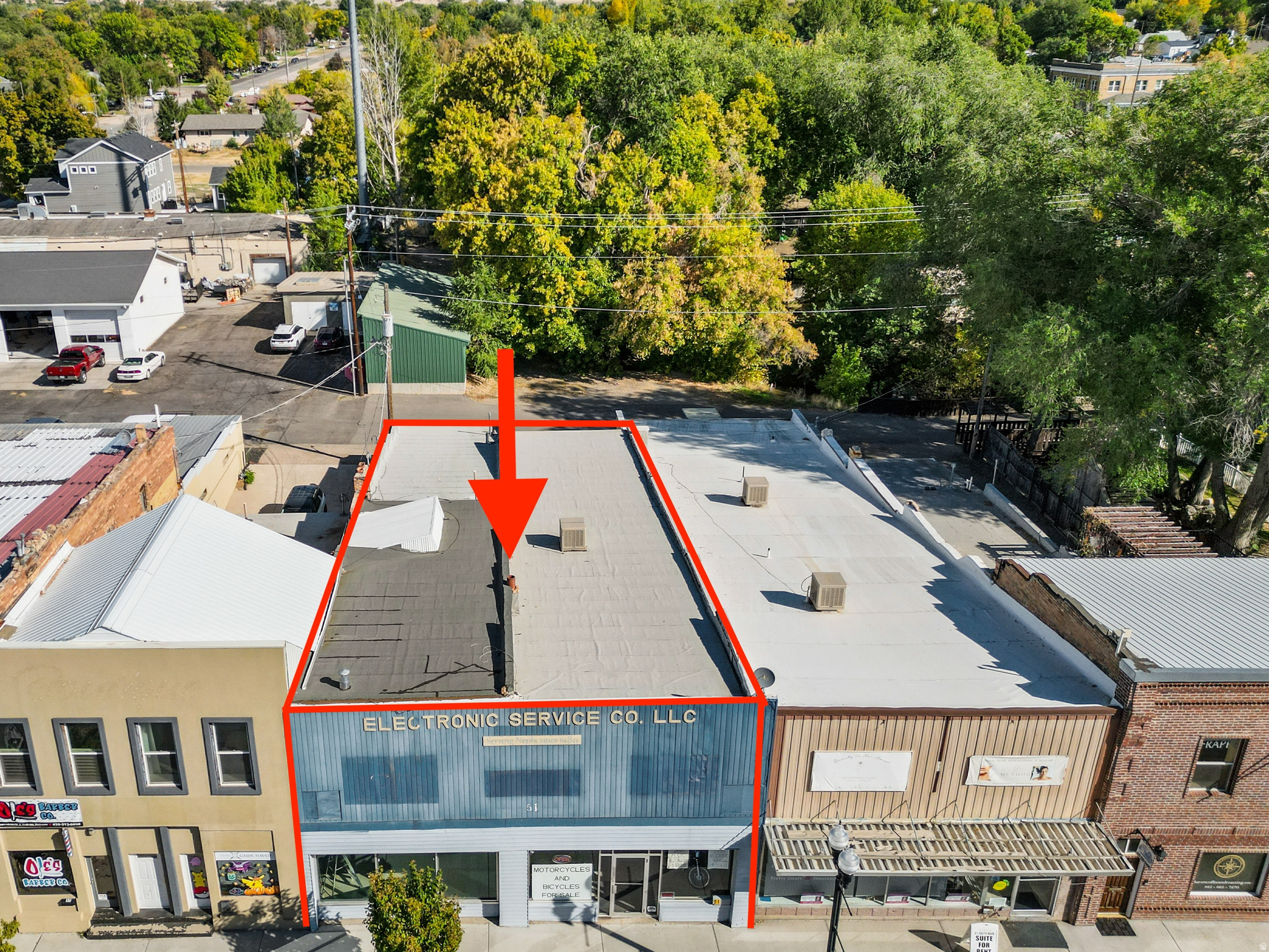 Main image without alt text