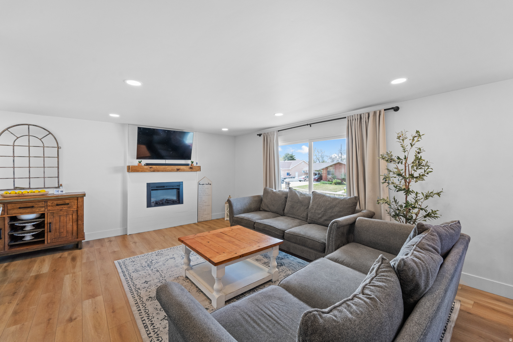 PONDORAY PARK - Residential