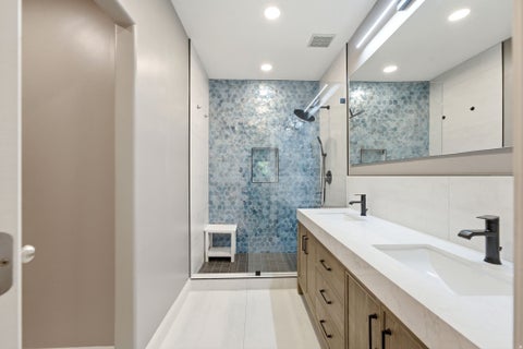 Tiny photo for 1017 N OAKRIDGE DR, Farmington, UT 84025 (MLS # 2178786)