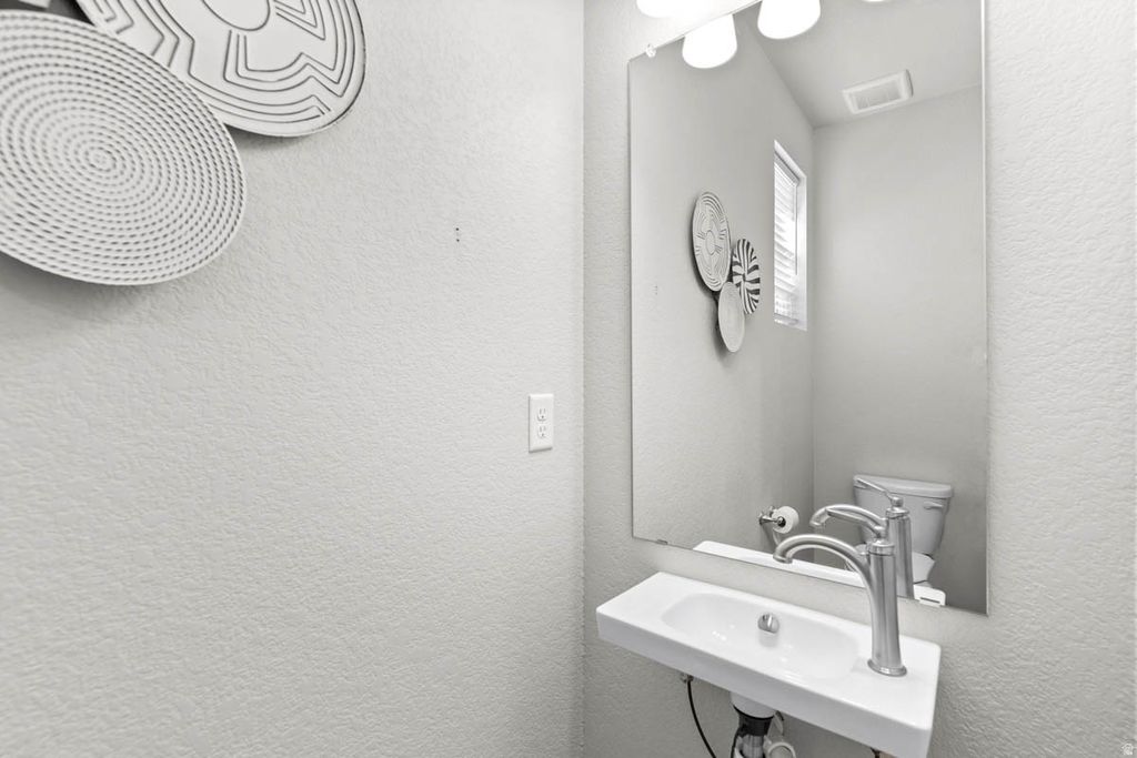 Photo of 387 E HALLS CREEK DR, Saratoga Springs, UT 84045 (MLS # 2161776)