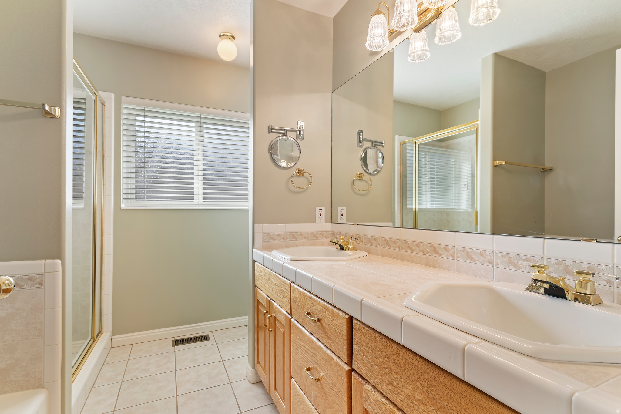 WHISPERING OAKS - Residential