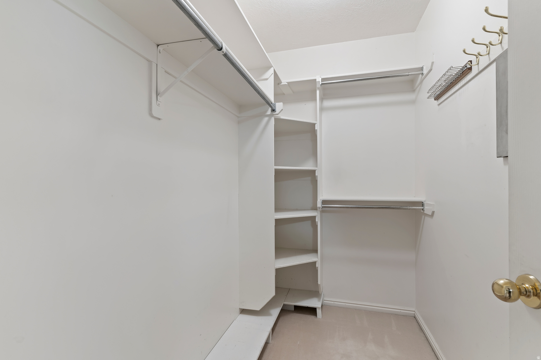 WHISPERING OAKS - Residential