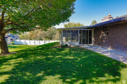 Tiny photo for 403 E QUAIL RUN RD N, Farmington, UT 84025 (MLS # 2119037)