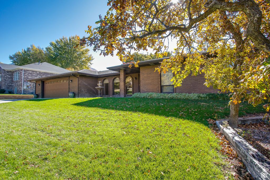 Photo of 403 E QUAIL RUN RD N, Farmington, UT 84025 (MLS # 2119037)