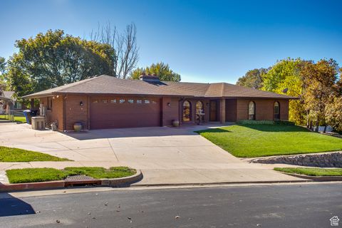 Photo of 403 E QUAIL RUN RD N, Farmington, UT 84025 (MLS # 2119037)