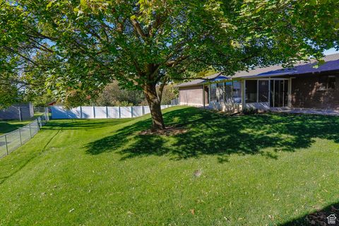 Tiny photo for 403 E QUAIL RUN RD N, Farmington, UT 84025 (MLS # 2119037)