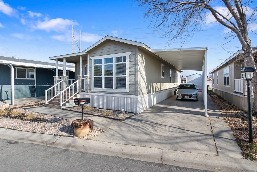 Photo of 4717 S ASPEN LN #176, Taylorsville, UT 84123 (MLS # 2131586)