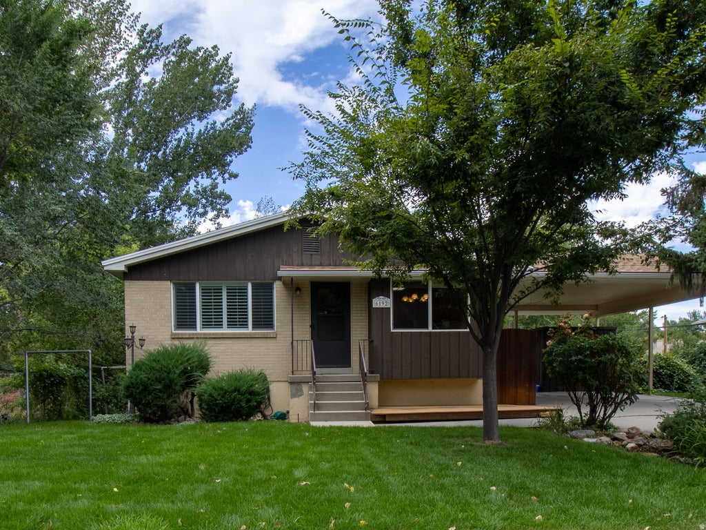 Photo of 6192 S VINECREST DR E, Murray, UT 84121 (MLS # 2182122)