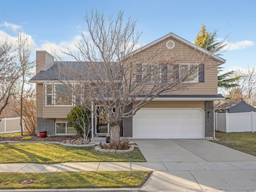 Photo of 11270 S FARNSWORTH LN, Sandy, UT 84070 (MLS # 2133335)