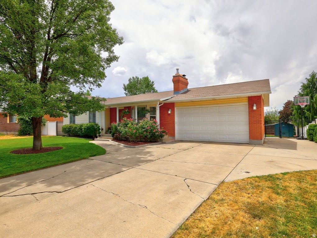 Photo of 10318 S SILVER WILLOW DR, Sandy, UT 84070 (MLS # 2171027)