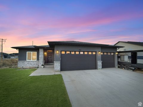 Photo of 844 W POWDERWOOD LN, Mapleton, UT 84664 (MLS # 2107238) Photo of 844 W POWDERWOOD LN, Mapleton, UT 84664 (MLS # 2107238)