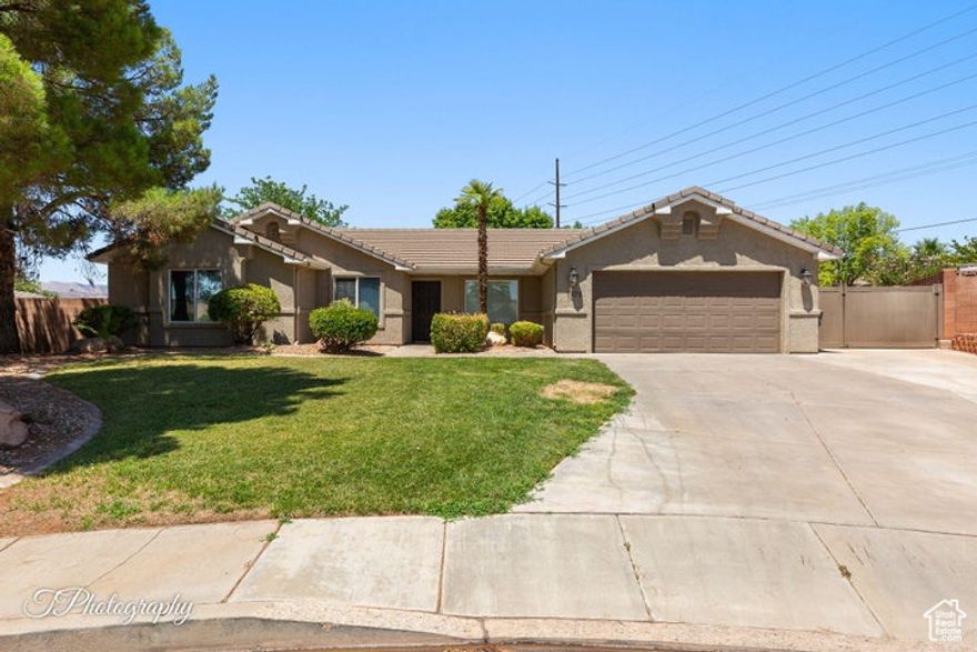 BACK ON THE MARKET! Like new!!! Beautiful home in established neighborhood of Royal Oaks! Walking distance to gorgeous park. New paint interior and exterior, newer upgraded blinds, New Hvac, Newer Flooring, Newer water heater, Granite counters, Huge area for RV Parking, Proximity to all services.