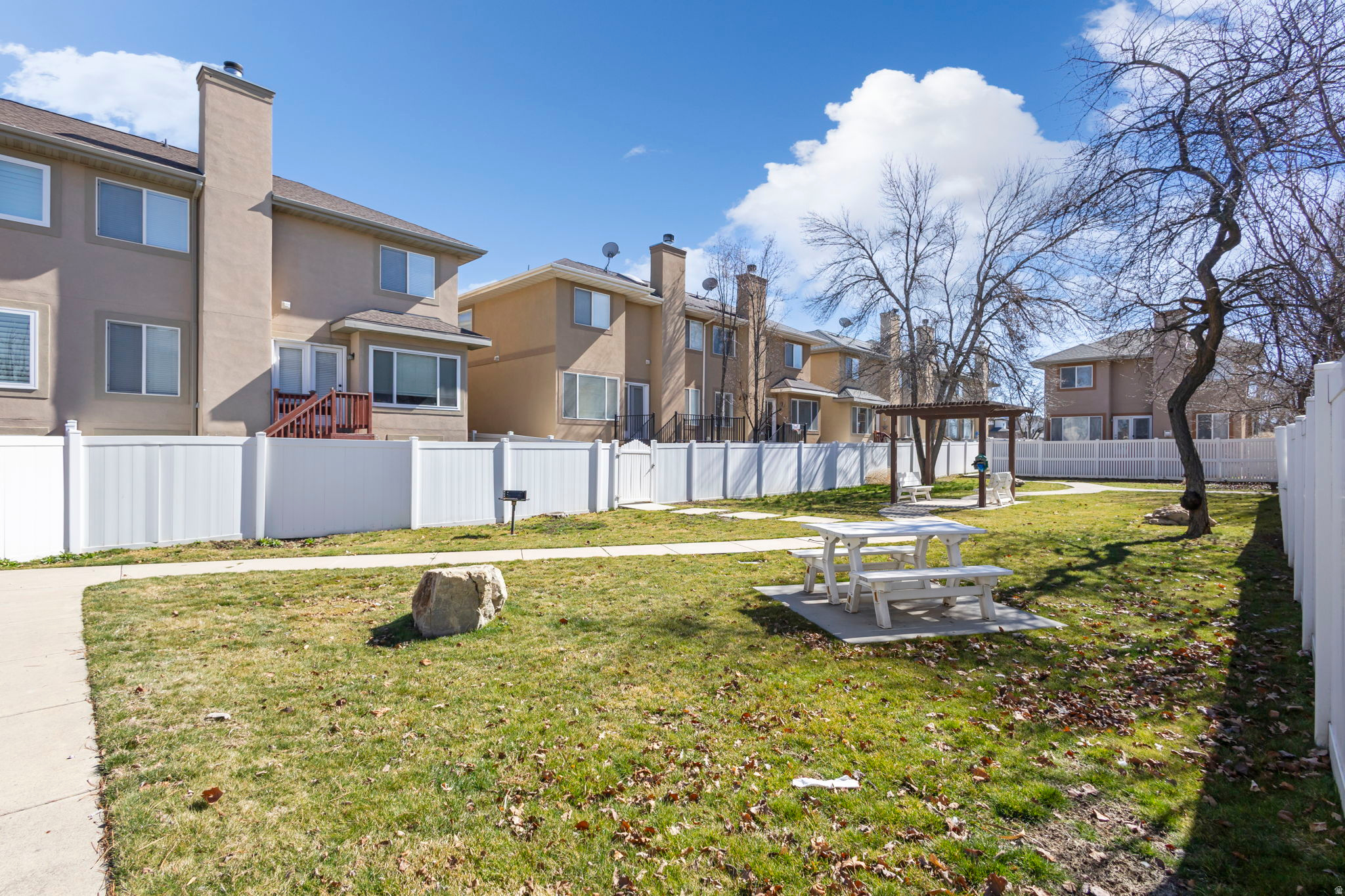 WHITE PINES - Residential