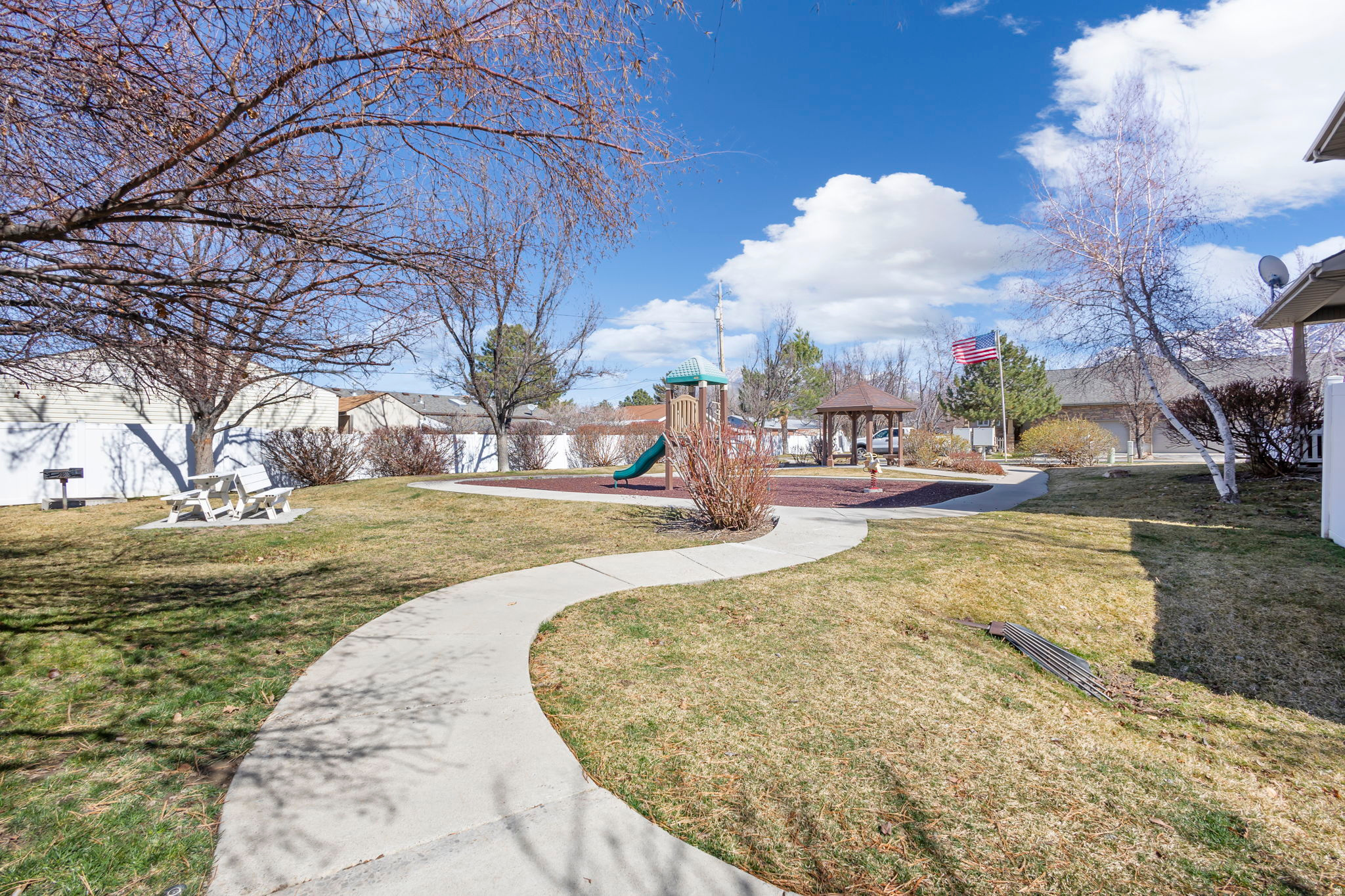 WHITE PINES - Residential