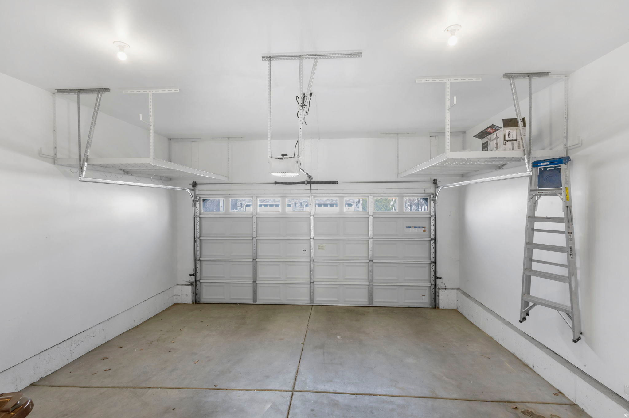 WHITE PINES - Residential