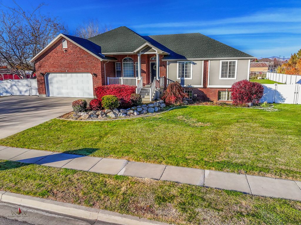 Photo of 936 W 2225 S, Syracuse, UT 84075 (MLS # 2122893)