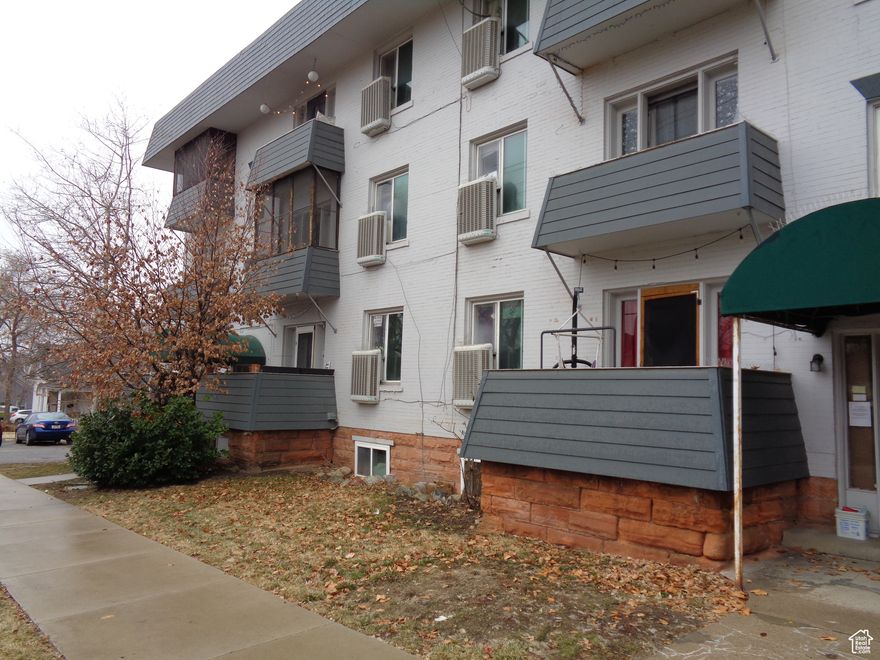 Unit 10 available 2 bedrooms, 1 bathroom, in 14 unit building, onsite laundry, swamp cooler,  gas range, off-street parking, laminate flooring, gas included in rent, close to Downtown and University No pets, no smoking $1095  Rent $600  Deposit Available now 208 South 800 East #10 dripm.com  email info@dripm.com
