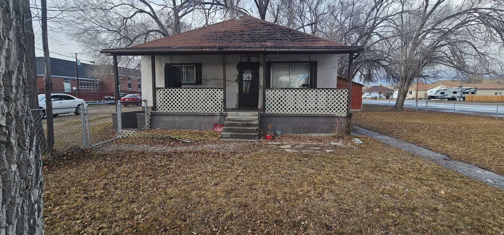 Main image without alt text