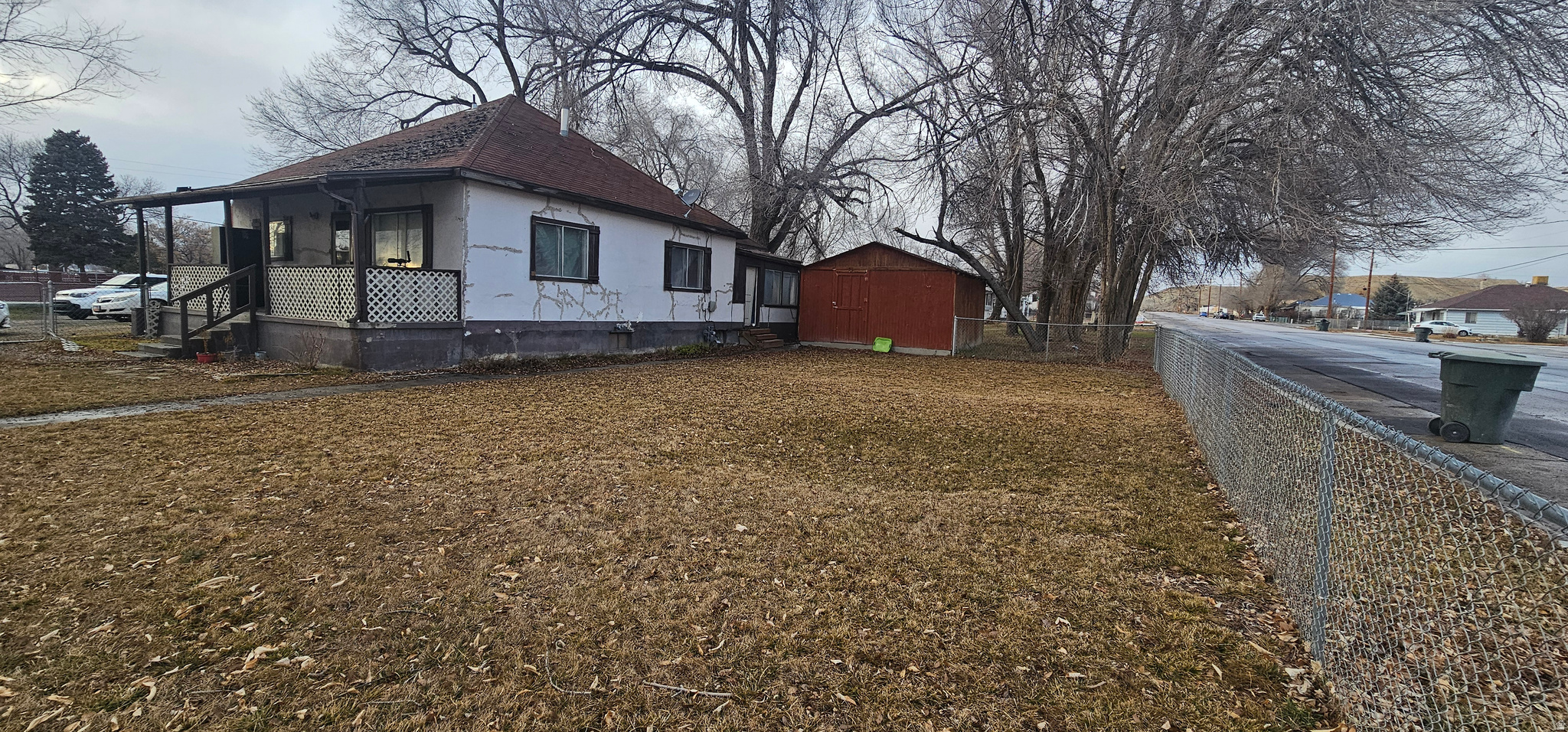 Main image without alt text