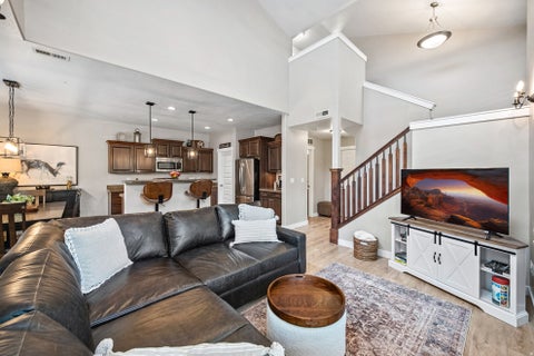 Photo of 936 W SPRING CREEK LN, Farmington, UT 84025 (MLS # 2183666)
