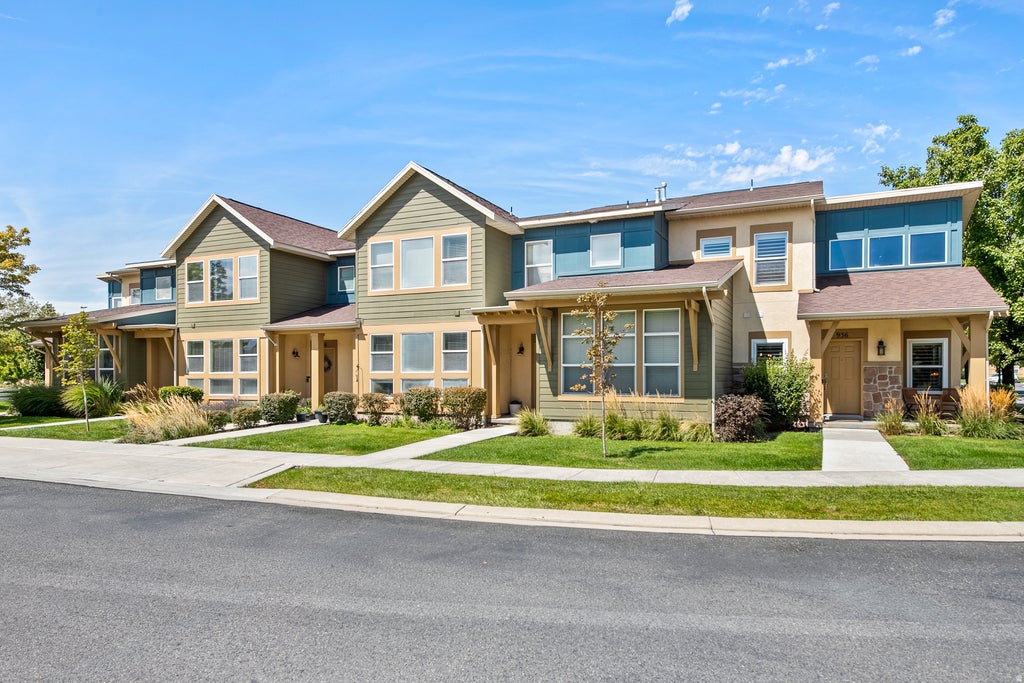Photo of 936 W SPRING CREEK LN, Farmington, UT 84025 (MLS # 2183666)