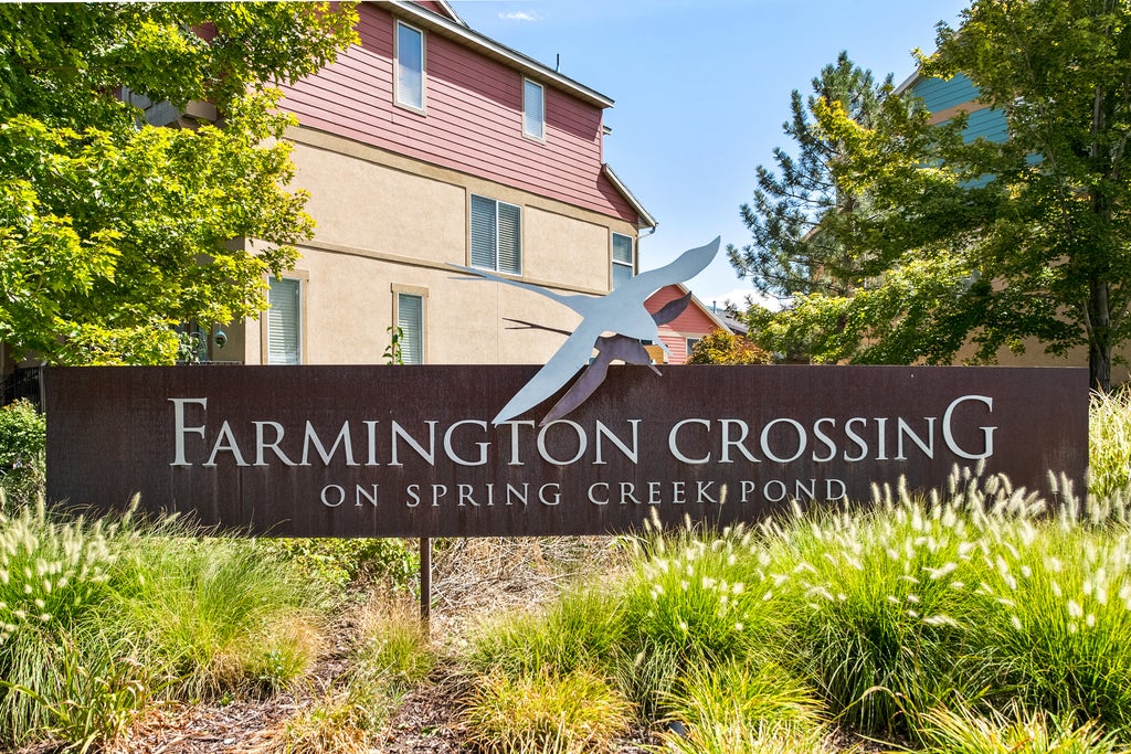 Photo of 936 W SPRING CREEK LN, Farmington, UT 84025 (MLS # 2183666)