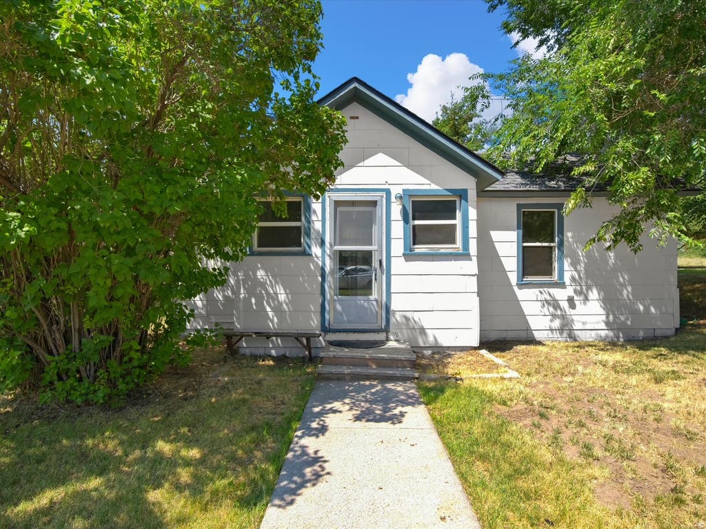 Photo of 328 S 1ST W, Soda Springs, ID 83276 (MLS # 2176678)